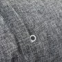 Nahaufnahme eines grauen, strukturierten Gartenstuhl-Kissens aus Polyester mit weißer Befestigungsschlaufe.