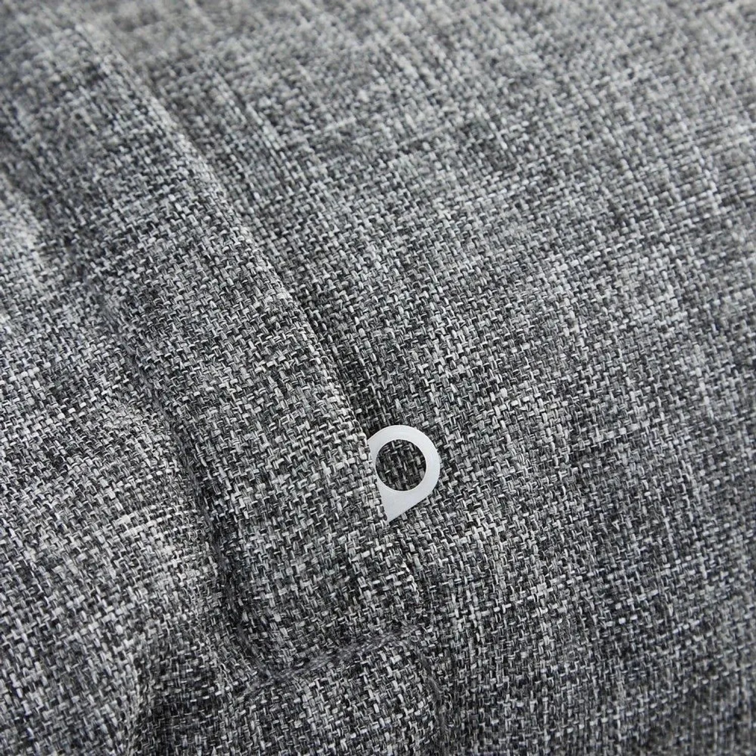 Nahaufnahme eines grauen, strukturierten Gartenstuhl-Kissens aus Polyester mit weißer Befestigungsschlaufe.