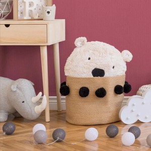 Pinke Vliestapete im Kinderzimmer mit Bär-Aufbewahrungskorb und Spielzeug.