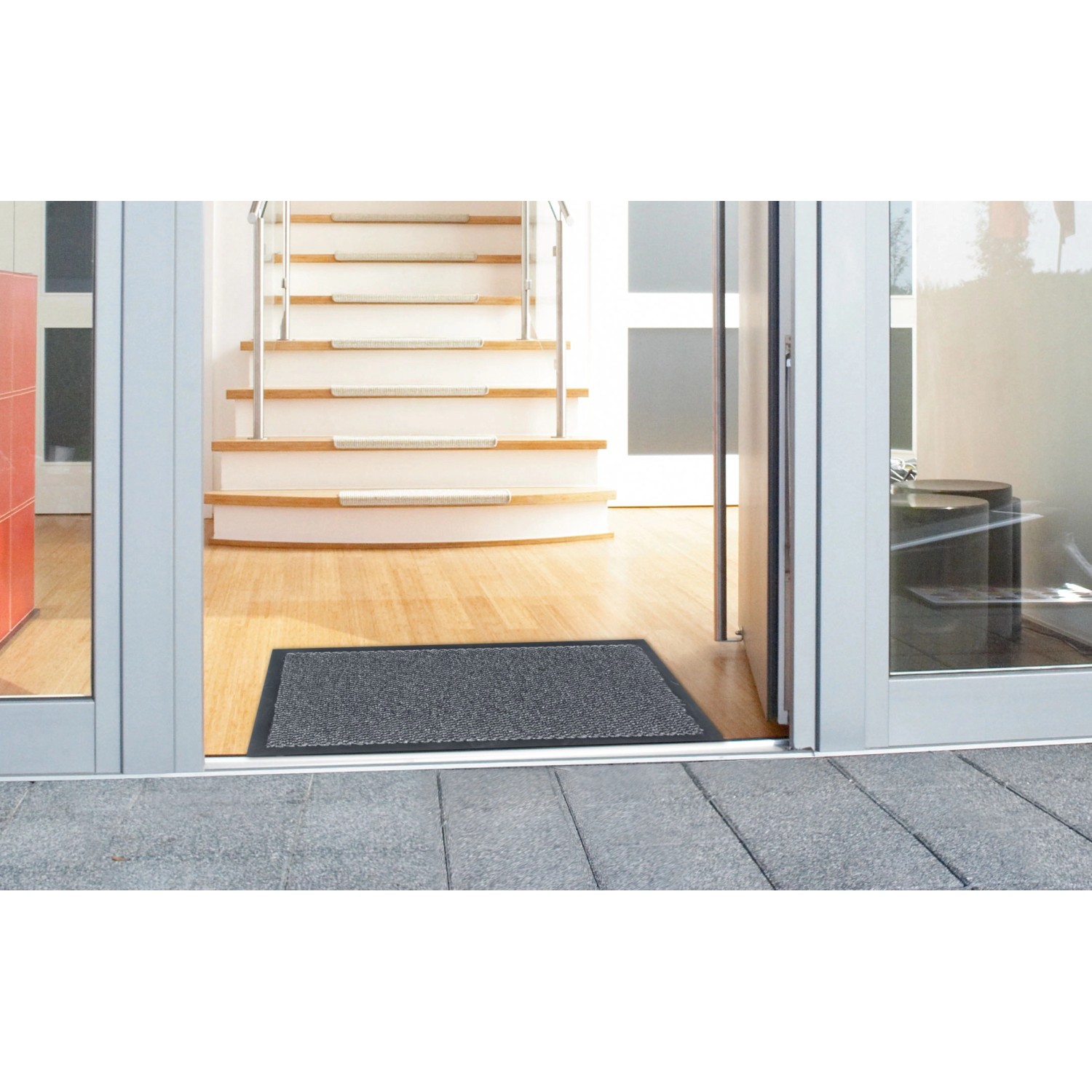 Grau melierte Astra Sauberlaufmatte Saphir 40x60 cm vor einer Haustür.