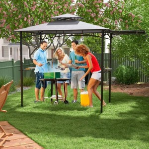 Grauer Costway Grillpavillon mit Doppeldach und Seitenmarkise im Garten mit grillenden Personen.