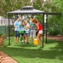 Grauer Costway Grillpavillon mit Doppeldach und Seitenmarkise im Garten mit grillenden Personen.