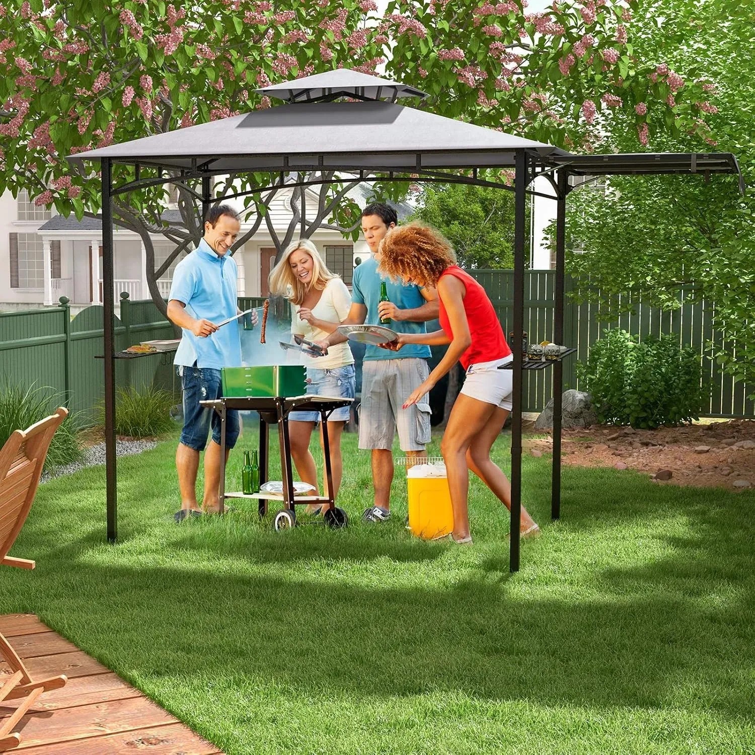 Grauer Costway Grillpavillon mit Doppeldach und Seitenmarkise im Garten mit grillenden Personen.
