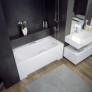 Weiße Rechteck-Badewanne ARIA PLUS 160x70 aus Acryl mit Handgriffen und Wannenträger in modernem Bad.