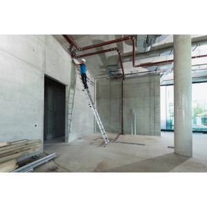 PROREGAL Stufen-Schiebeleiter, 2x7 Stufen mit Traverse im Einsatz. Aluminium Leiter für sicheren Stand.