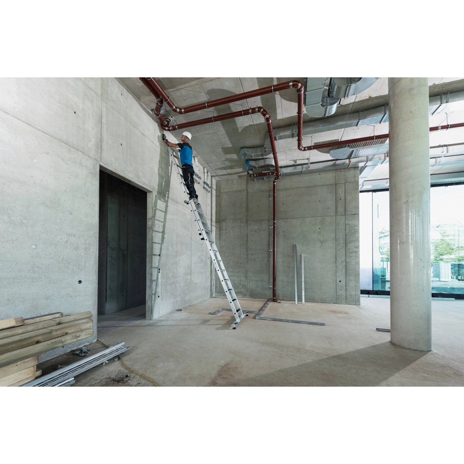 PROREGAL Stufen-Schiebeleiter, 2x7 Stufen mit Traverse im Einsatz. Aluminium Leiter für sicheren Stand.