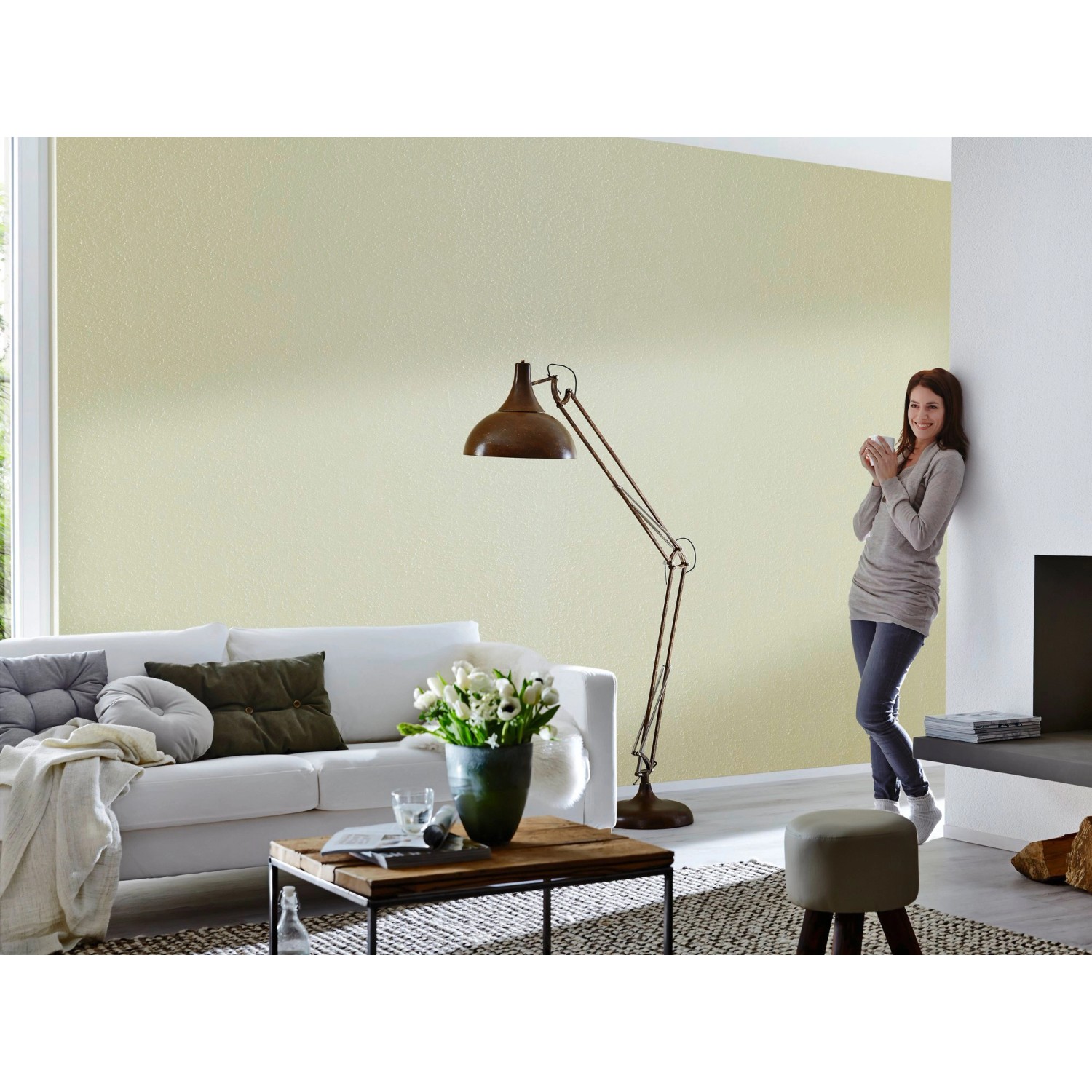 Wohnraum mit Wandgestaltung in Sand mit Knauf Compact Color. Putz in warmem Farbton.