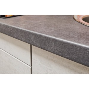 Detailaufnahme: pino Küchenzeile in Beton Weißgrau mit grauer Arbeitsplatte und Spüle.