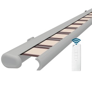 Elektrische Kassettenmarkise in Weiß mit weinfarbenem Tuch und Fernbedienung.