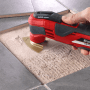 Einhell Multitool im Einsatz zum Entfernen von Fugen, 10-teiliges Zubehör-Set.