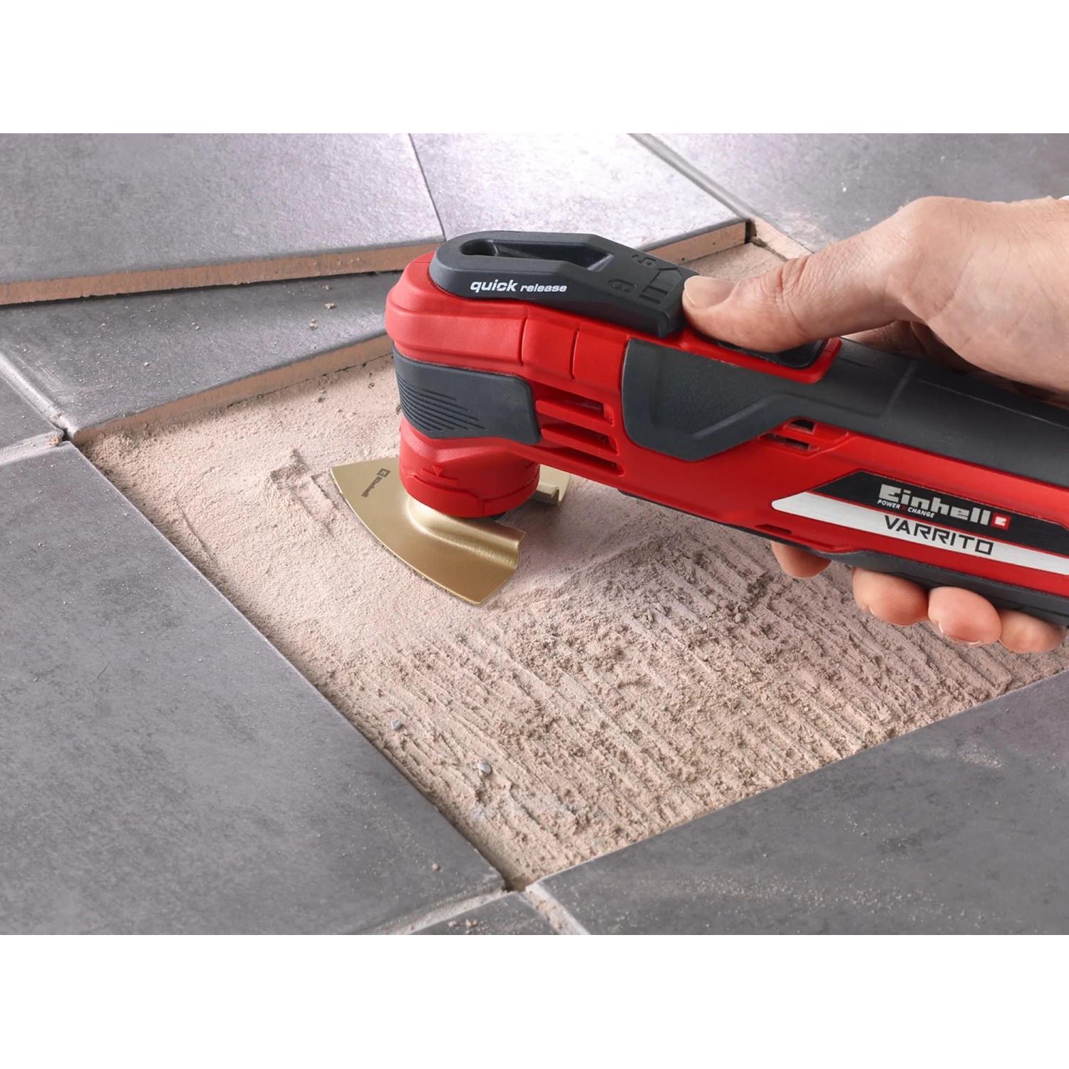 Einhell Multitool im Einsatz zum Entfernen von Fugen, 10-teiliges Zubehör-Set.