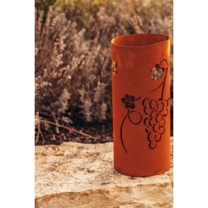 Windlicht Vinea 43,5 cm in Edelrost-Optik von Ferrum Art Design mit ausgestanztem Traubenmotiv.