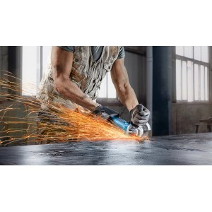 Bosch Professional Winkelschleifer GWS im Einsatz: Funkenflug beim Schleifen von Metall.