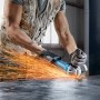 Bosch Professional Winkelschleifer GWS im Einsatz: Funkenflug beim Schleifen von Metall.