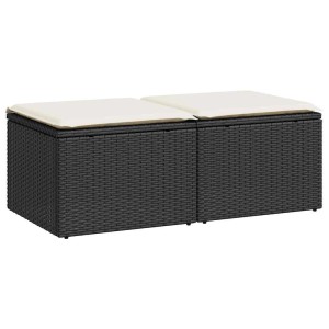 2-teilige Garten-Sofagarnitur aus schwarzem Rattan mit cremefarbenen Kissen.