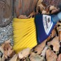 Sonneck Universalbesen mit gelben Borsten und blauem Kopf im Außeneinsatz.