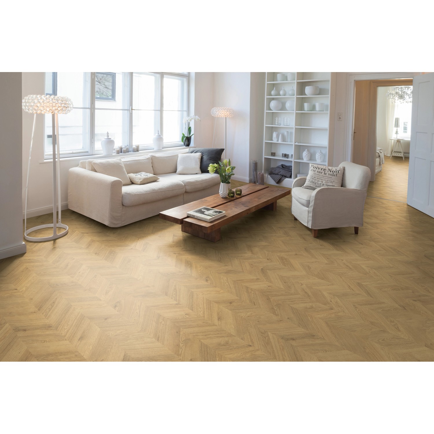 Wohnraum mit Egger NatureSense Laminat Eiche Weinburg im Fischgrätmuster verlegt.