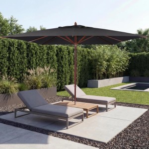 Großer eckiger 4x4m Sonnenschirm in Anthrazit mit Holzgestell auf Terrasse. Polyester-Bezug bietet UV-Schutz und Schatten.