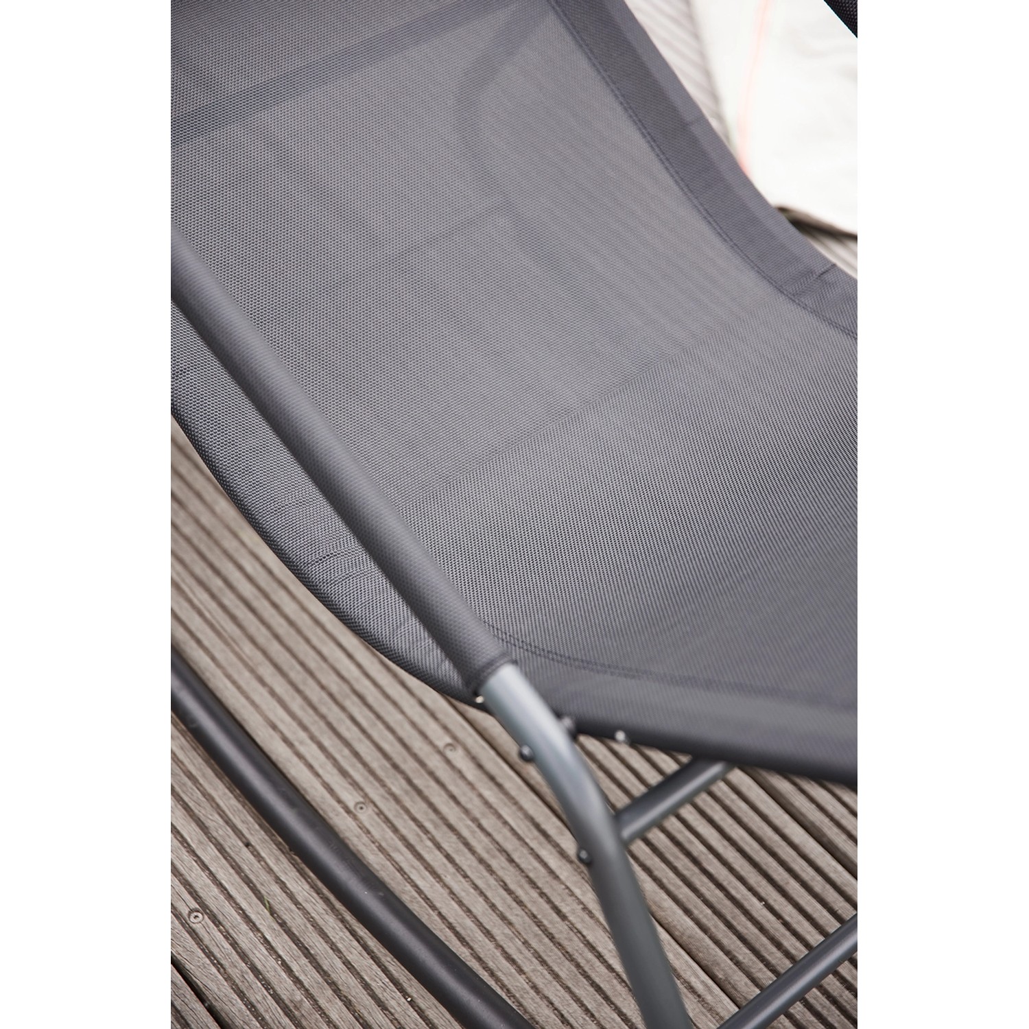 Detailansicht der schwarzen Siena Garden Schaukelliege Aliano mit Ranotex-Gewebe.
