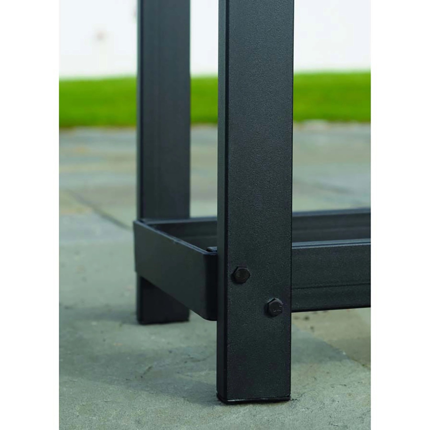 Detailaufnahme: Schwarzes Kaminholzregal von ShelterLogic, Stahlkonstruktion.