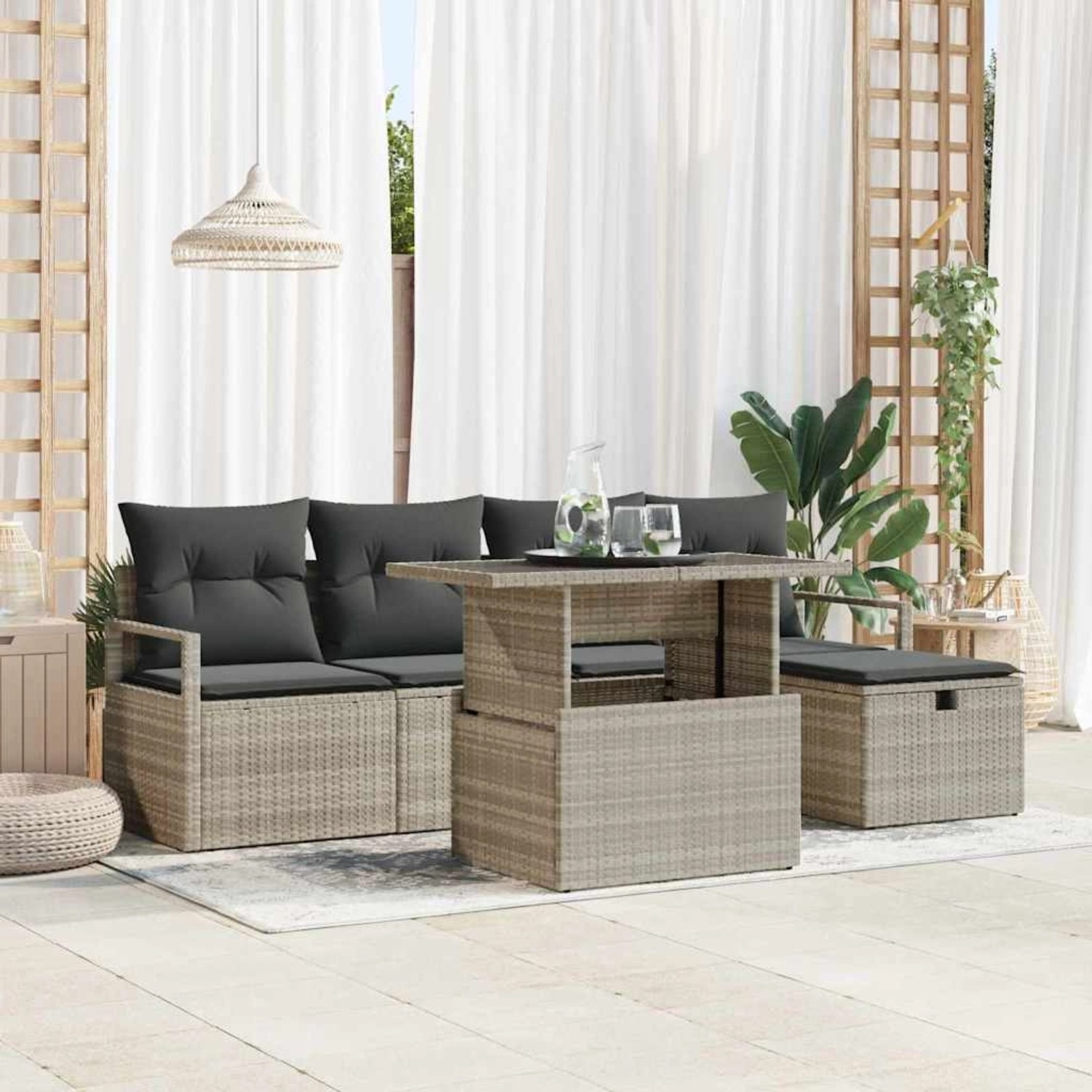 Hellgraues 6-tlg. Garten-Sofa-Set aus Poly Rattan mit Tisch und Kissen.