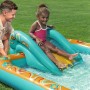 Kind rutscht im Bestway Wasserspielcenter Retro Welt mit Rutsche und bunten Retro-Mustern.