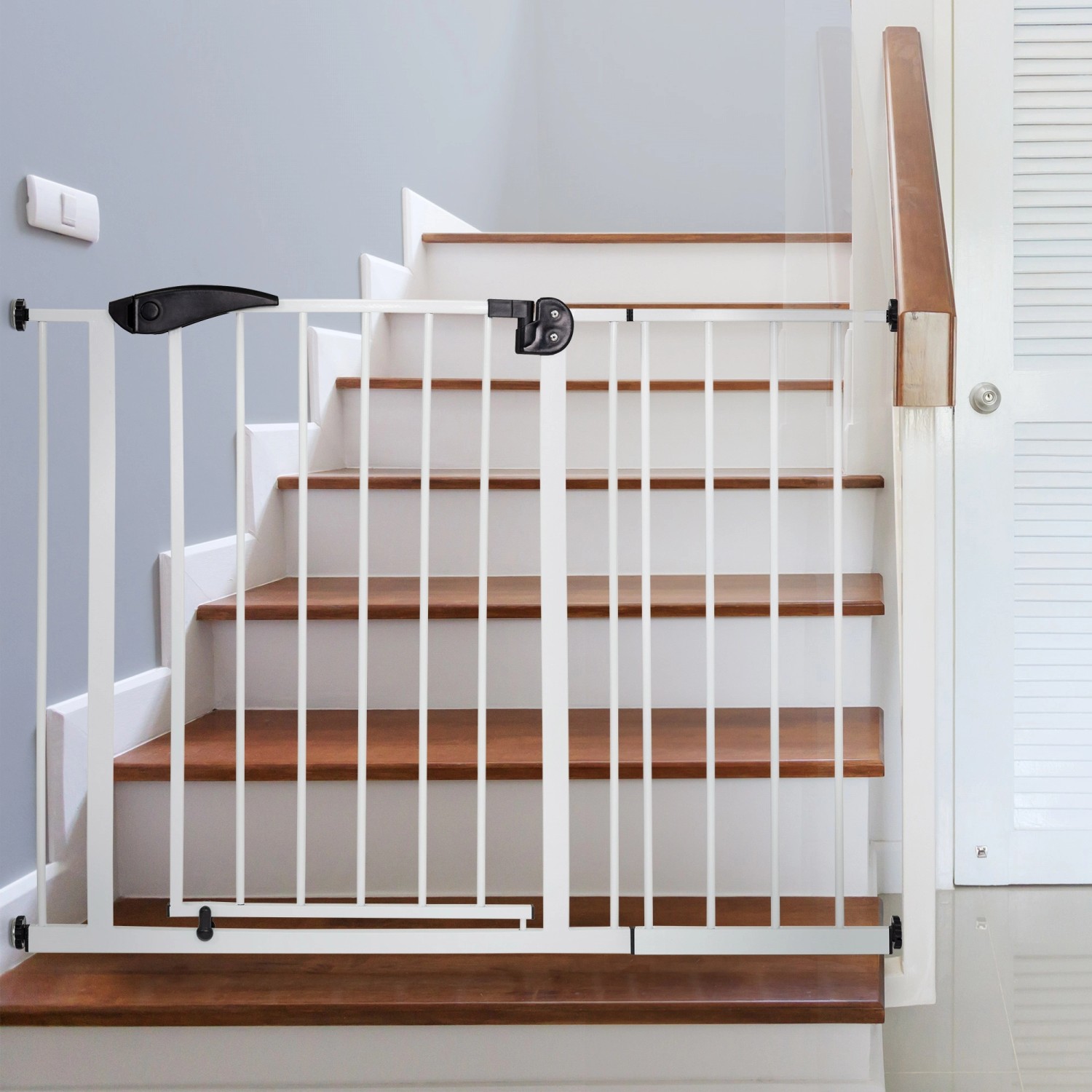 Weißes ECD Germany Türschutzgitter (105-115cm) für Kinder, Hunde, Katzen an Treppe montiert.