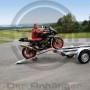 Stema Motorradtransporter Classic MT 750 BS 3 mit Motorrad auf Rampe.