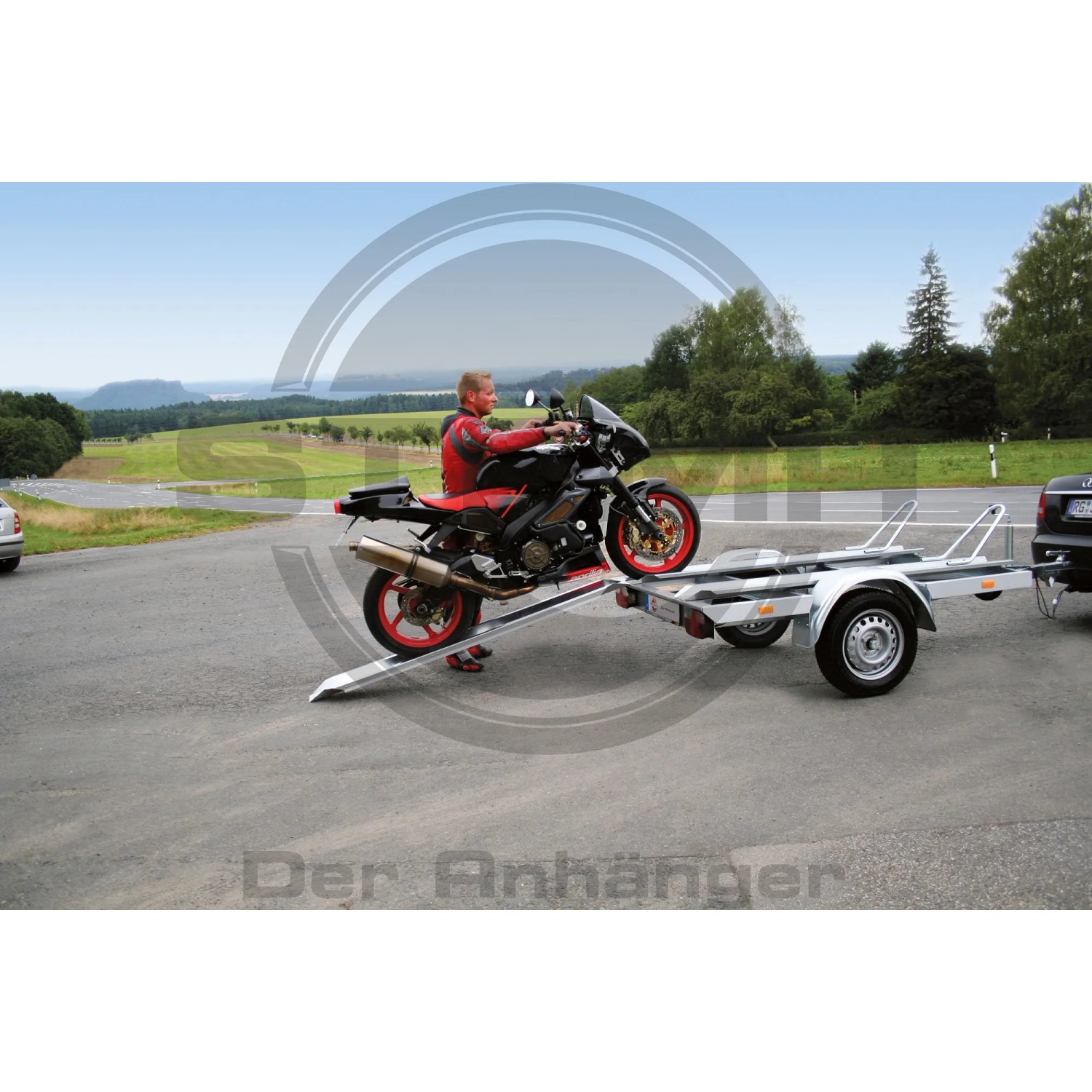 Stema Motorradtransporter Classic MT 750 BS 3 mit Motorrad auf Rampe.