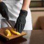 Schwarze Einmalhandschuhe (50 Stk., Gr. L) beim Schneiden von Käse. Latexfrei, ideal für Allergiker.