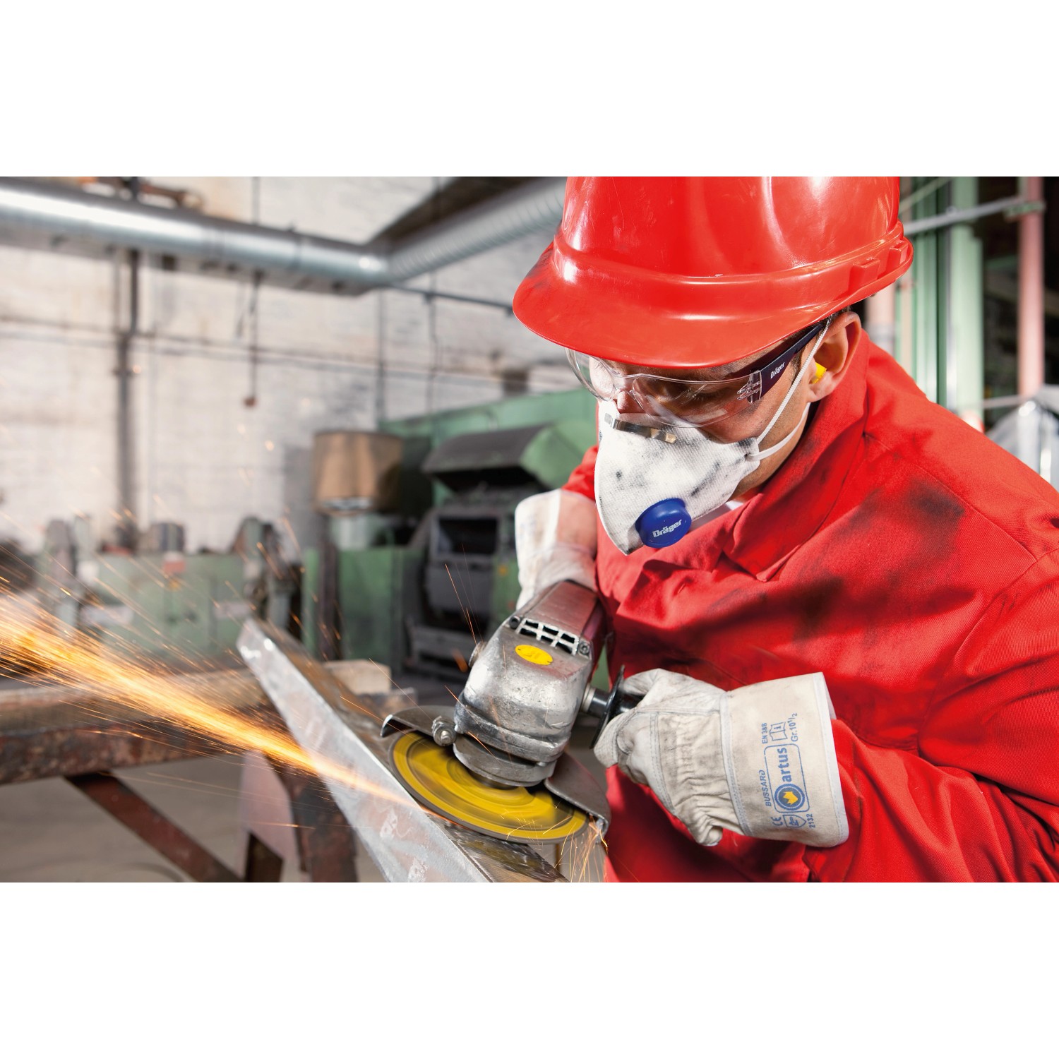 Anwender mit Dräger Staubmaske X-plore 1720 V FFP2 beim Schleifen, Atemschutz im Einsatz.