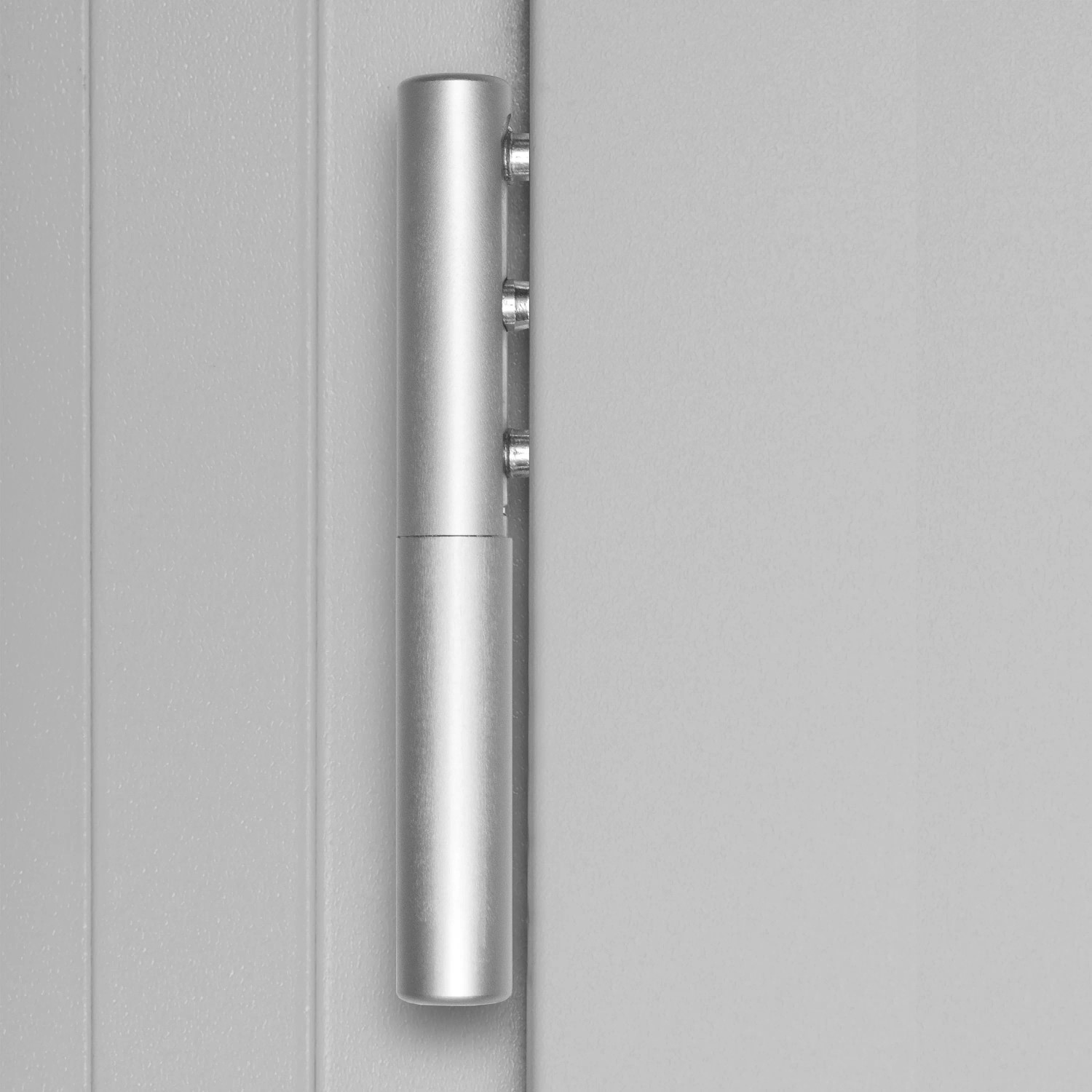 Detailaufnahme: Silberfarbenes Scharnier an grauer Sicherheits-Haustür ThermoSpace Prime Palermo RC2.
