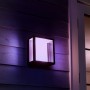 Breite Philips Hue Impress LED-Wandleuchte für den Außenbereich, mit farbigem Licht.