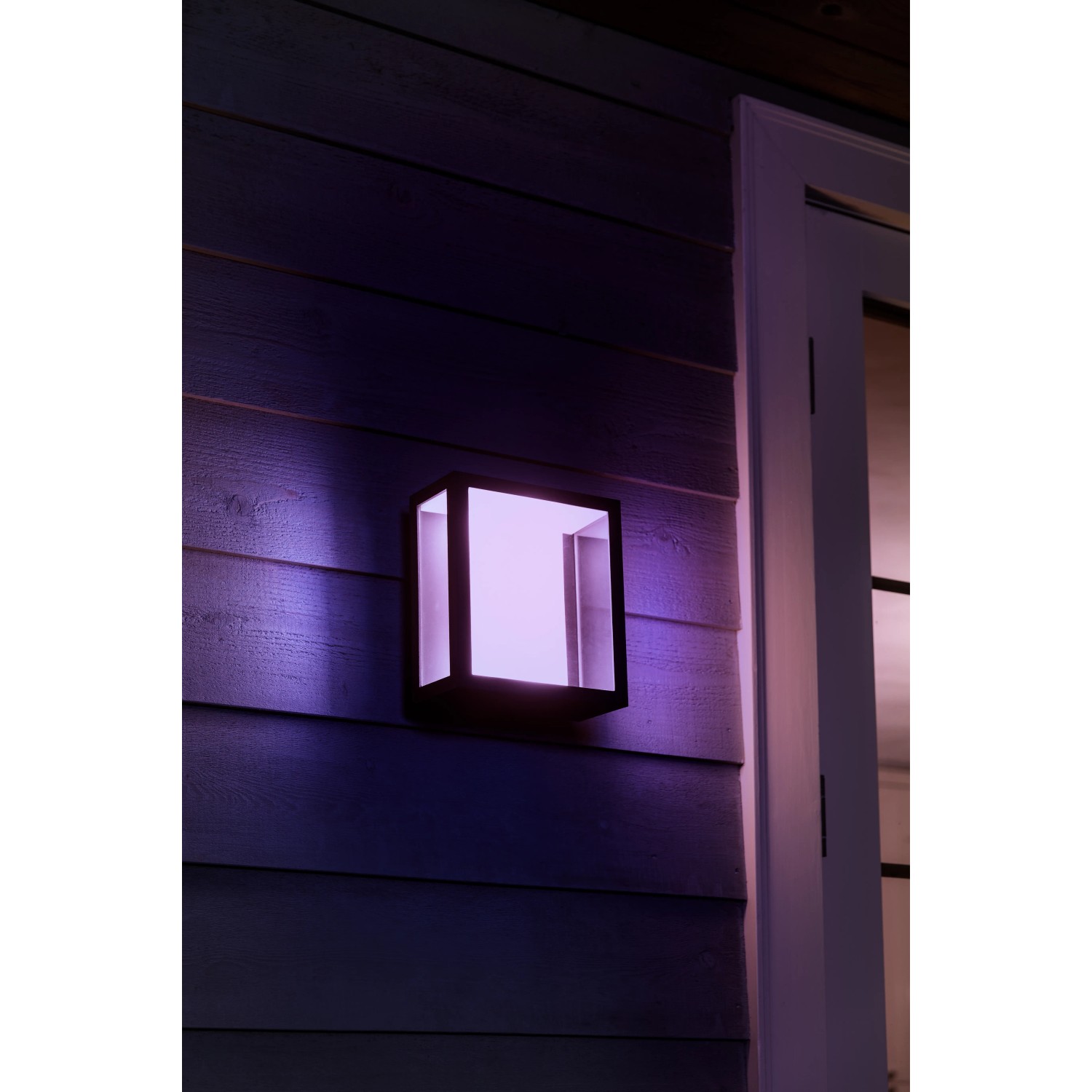 Breite Philips Hue Impress LED-Wandleuchte für den Außenbereich, mit farbigem Licht.