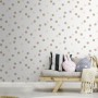 Vliestapete Superfresco Easy mit rosa-goldenen Punkten im Kinderzimmer.