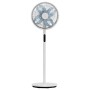 Weißer Midea Standventilator mit blauem Flügelrad, 130 cm hoch.