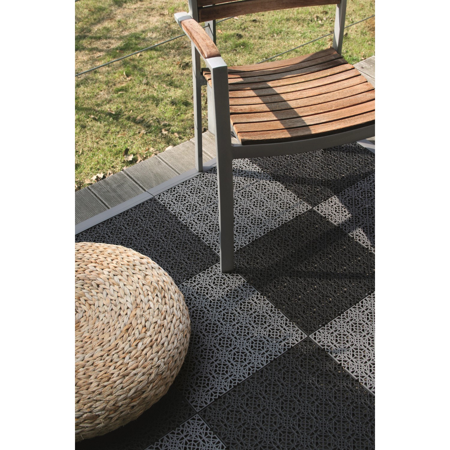 Andiamo Klick-Fliesen in Dunkelgrau und Hellgrau auf einer Terrasse mit Stuhl und Hocker.