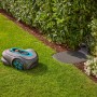 Gardena Smart Sileno Max Mähroboter 1.500 m² mit Ladestation auf Rasenfläche.