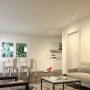 Paulmann E27 LED Lampe in Glühlampenform (9W) in Wohnraum-Szene mit warmweissem Licht.