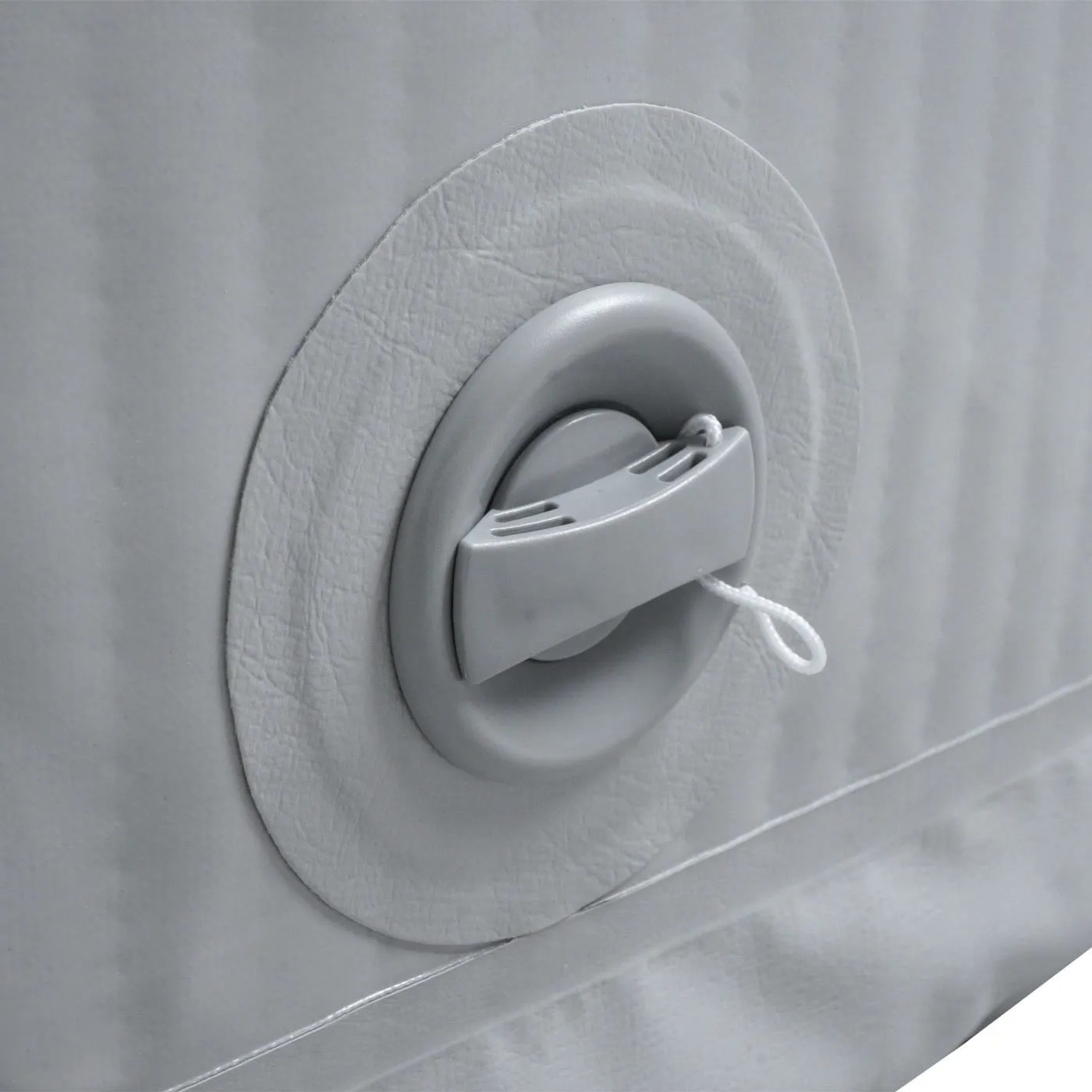 Detailaufnahme: Grauer MCW Whirlpool N97, Ventil mit Zugband. Aufblasbarer Pool für 6 Personen.