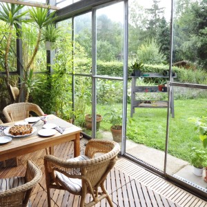 Grauer Relaxdays Pflanztisch aus Holz & Metall mit 3 Ebenen, Metallarbeitsplatte im Garten. Ideal für Bepflanzen & Umtopfen.