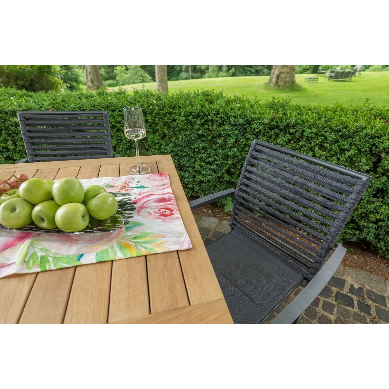 Acamp Gartenmöbel-Set: Tisch Acaplan und 4 Stapelsessel New Jersey in Anthrazit auf Terrasse.