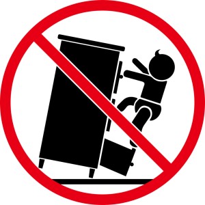 Symbol: Möbelstück kippt, Kind klettert hoch. Warnhinweis zur Kippsicherung.