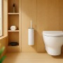 Weiße Relaxdays Toilettenbürste mit Wandhalterung aus satiniertem Edelstahl und Kunststoff, neben WC im modernen Bad.