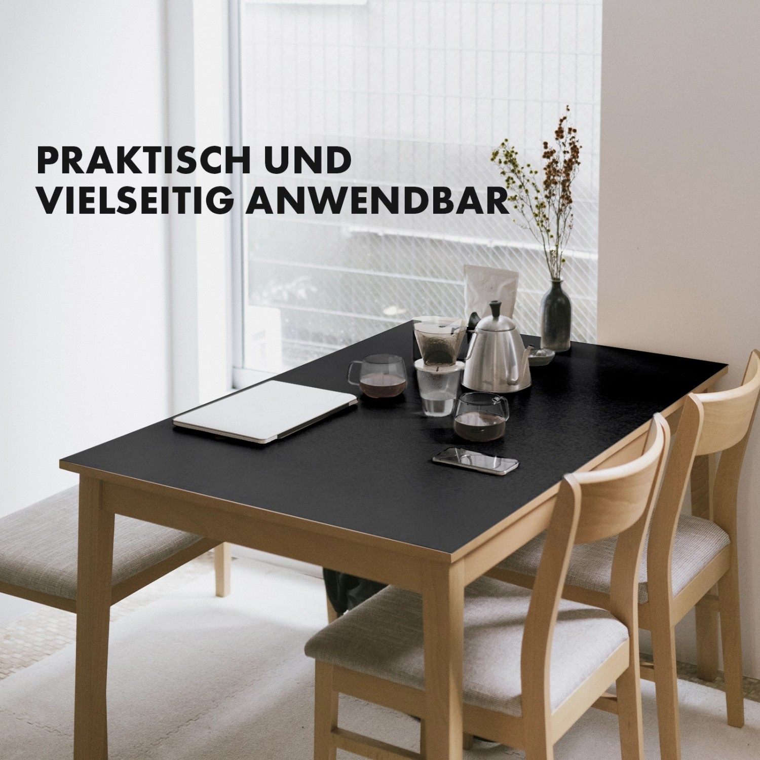 Schwarze KARAT Tischfolie Empire, runde Tischdecke mit abgeschrägter Kante auf Esstisch.