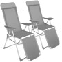 Zwei graue Tectake Aluminium Gartenstühle, klappbar, mit verstellbarer Rückenlehne und Fußteil.