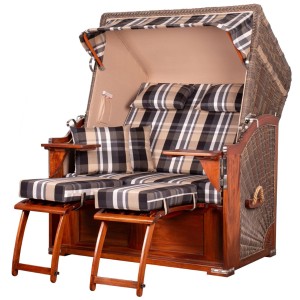 Strandkorb Schaalsee Mahagoni mit grauem PE-Geflecht, karierten Kissen und Fußstützen.