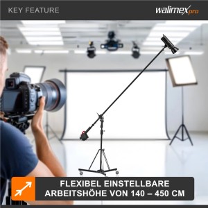 Walimex Pro Galgenstativ mit Rollen, langem Auslegearm und Licht im Fotostudio. Flexible Arbeitshöhe 140-450 cm.