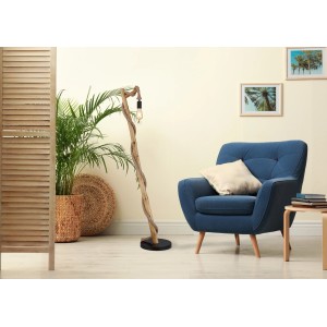 Globo Design-Stehlampe mit Holzstamm und schwarzem Fuß in Wohnraum-Szene.