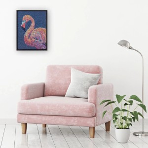 Leinwandbild Schillender Flamingo 32x42 cm. Farbenfrohes Tiermotiv in Hochformat, Dekoartikel für die Wand.